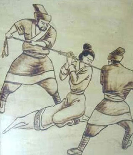 Thêm nữa, việc cởi bỏ áo ngoài sẽ giúp quan phủ xác định chính xác thân phận của tử tù, tránh việc đánh tráo tù nhân. Dưới thời phong kiến, một số gia đình quyền lực và giàu có có thể hối lộ quan phủ để đưa người nhà tránh bị xử chém. Họ sẽ để một người khác vào nhà giam và chịu án chém đầu thay người thân. 