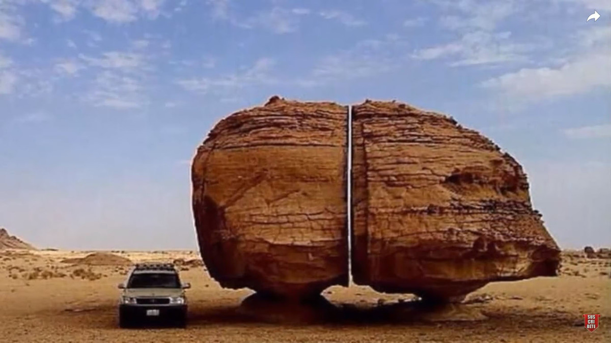 Thậm chí, một giả thuyết suy đoán người ngoài hành tinh với thiết bị hiện đại đã tạo ra sự phân tách gần như hoàn hảo của tảng đá Al Naslaa. Dù có nhiều giả thuyết nhưng đến nay giới khoa học vẫn chưa thể làm sáng tỏ vì sao vết nứt bí ẩn của tảng đá hoàn hảo như vậy.