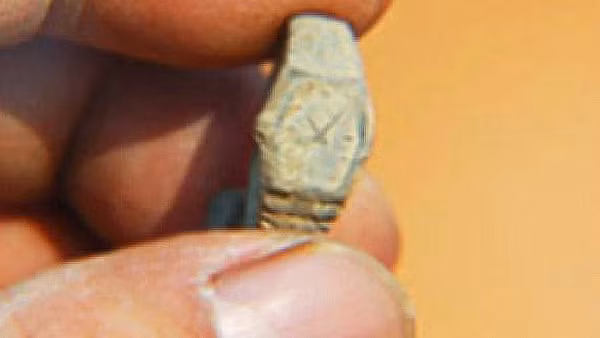 Tất cả chỉ là giả thuyết. Đến nay, giới chuyên gia, nhà khoa học vẫn cố gắng đi tìm lời giải cho nguồn gốc về cổ vật giống đồng hồ.