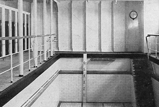 Đồ nội thất bên trong tàu Titanic cũng sử dụng những loại đắt tiền được chế tác tinh xảo. Theo đó, chi phí đóng con tàu "khủng" này vào khoảng 7,5 triệu USD, trong khi đó, số tiền sản xuất bộ phim "Titanic" là 200 triệu USD.