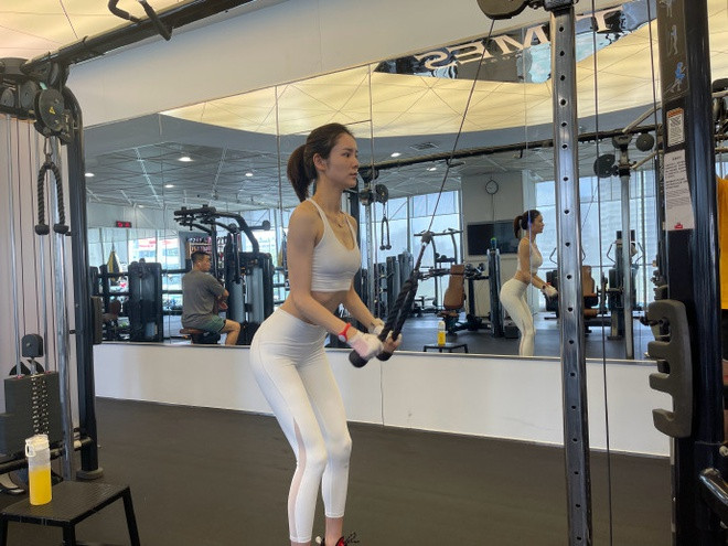 Trương Hinh Nguyệt chú tâm đến những bài tập tác động vào thân trên. Men's Health nhận định một số bài tập với dây cáp cho phép bạn vận động cơ bắp từ nhiều góc độ khác nhau. Nữ giới có thể điều chỉnh dây để tập đa dạng bài, tác động vào nhiều nhóm cơ.