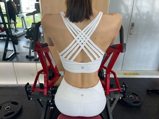 Các bài tập tác động vào thân trên giúp Trương Hinh Nguyệt khỏe mạnh. Chụp từ phía sau, phần lưng của cô nhìn săn chắc