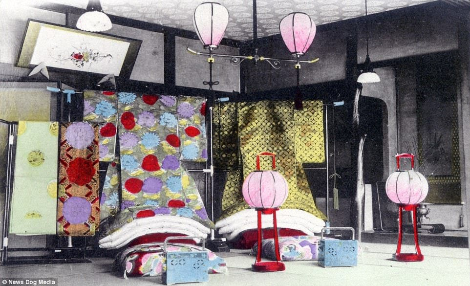 Kỹ nữ được chia làm 3 cấp bậc (từ cao tới thấp): o-mise, naka-mise và ko-mise. Trong đó, o-mise là những kỹ nữ hạng sang có học thức, thành thạo ca hát, nhảy múa... Họ thường sống trong những căn phòng được trang trí lộng lẫy.