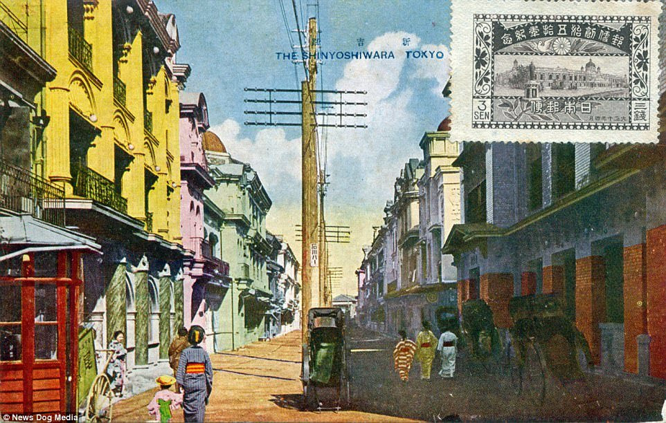 Đường phố Yoshiwara luôn tấp nập người qua lại. Số lượng kỹ nữ tại đây tăng từ vài trăm lên vài nghìn người vào những năm 1800.