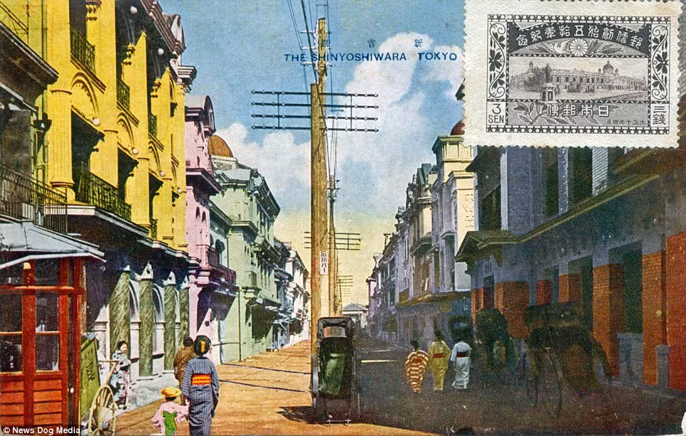 Đường phố Yoshiwara luôn tấp nập người qua lại. Số lượng kỹ nữ tại đây tăng từ vài trăm lên vài nghìn người vào những năm 1800.