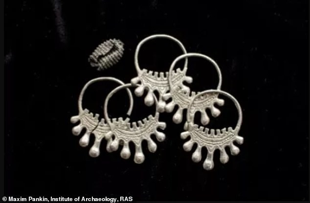 Theo các chuyên gia, kho báu gồm: 14 vòng tay, 7 chiếc nhẫn và 8 vòng cổ. Những thứ này được chế tác vô cùng tinh xảo. Từ đây, xác chuyên gia cho rằng đây là số của cải tích lũy của một gia đình giàu có.