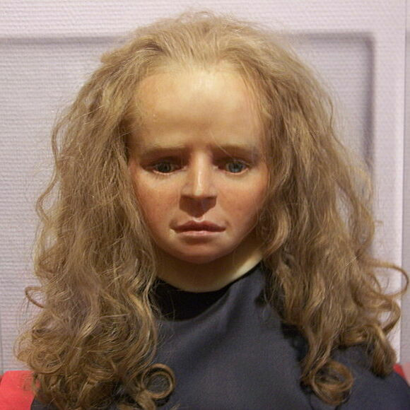 Một giả thuyết suy đoán cô gái Yde có thể là nạn nhân trong cuộc hiến tế thời xưa. Do đó, cô gái trẻ bị giết hại một cách tàn nhẫn, không chút do dự.