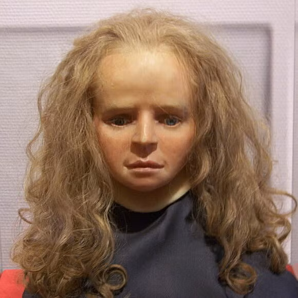 Một giả thuyết suy đoán cô gái Yde có thể là nạn nhân trong cuộc hiến tế thời xưa. Do đó, cô gái trẻ bị giết hại một cách tàn nhẫn, không chút do dự.