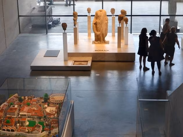 Xác ướp cô gái này dường như bị những kẻ trộm mộ đánh cắp và đem bán tại "chợ đen".