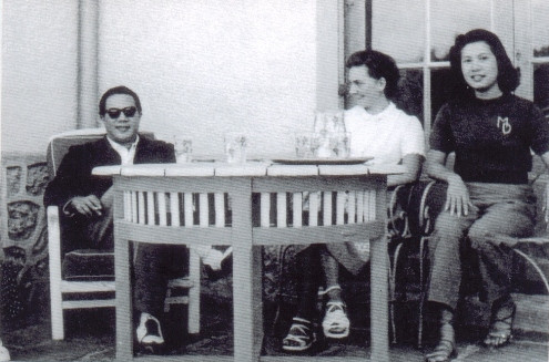 Thứ phi Mộng Điệp được ban áo mũ để thay mặt Nam Phương hoàng hậu trong các cuộc tế lễ. Sở dĩ như vậy là vì Nam Phương hoàng hậu là người theo Thiên Chúa giáo.