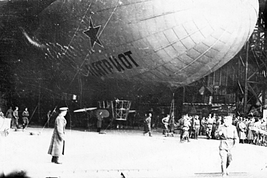 Thêm nữa, đội khinh khí cầu của Liên Xô còn thực hiện nhiệm vụ huấn luyện nhảy dù cho các lực lượng đặc nhiệm và phi công.