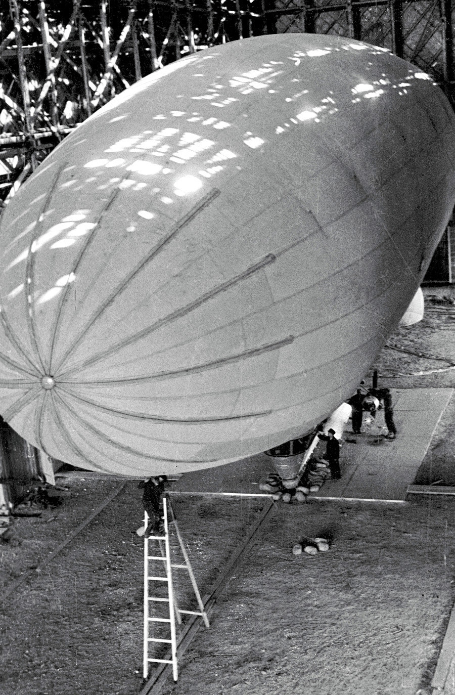 Không những vậy, đội khinh khí cầu của Liên Xô còn thường vận chuyển những kiện hàng nhỏ trên những quãng đường ngắn như đạn dược, quân nhu...
