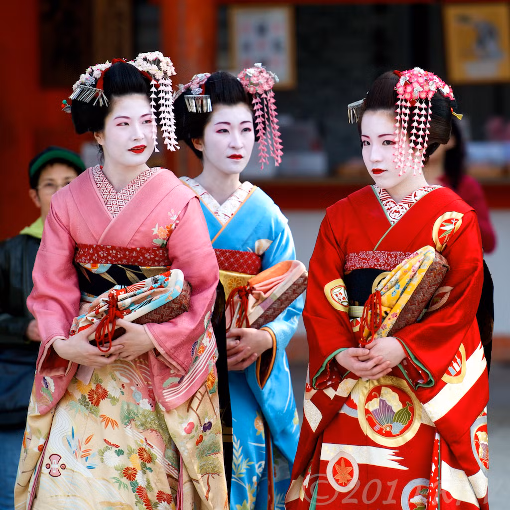 Nhờ vậy, khi trở thành Geisha, họ sẽ có đầy đủ các kỹ năng để làm vui lòng các vị khách trong các quán trà, nhà hàng và trung tâm giải trí.