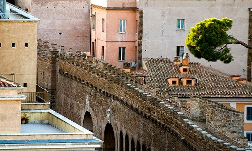 Trước khi có hành lang bí mật này, Vatican không có tường bao bảo vệ. Vì vậy, Vương cung thánh đường Thánh Phêrô từng bị cướp biển tấn công 2 lần vào các năm 830 và 846.