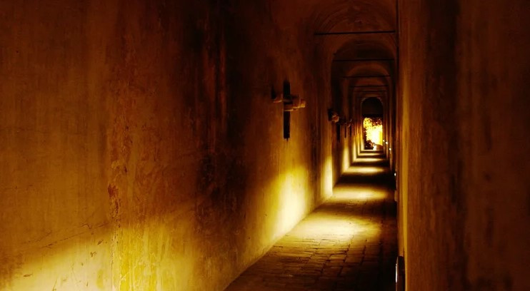 Theo các thông tin được công bố, hành lang thoát hiểm bí mật của Giáo hoàng nối giữa Vương cung thánh đường Thánh Phêrô ở thành Vatican với lâu đài Castel Sant’ Angelo.