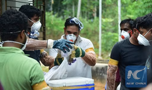 20 người trong số này chủ yếu là thành viên trong gia đình bé trai tử vong thuộc diện nguy cơ cao nên được cách ly nghiêm ngặt hoặc phải nhập viện.