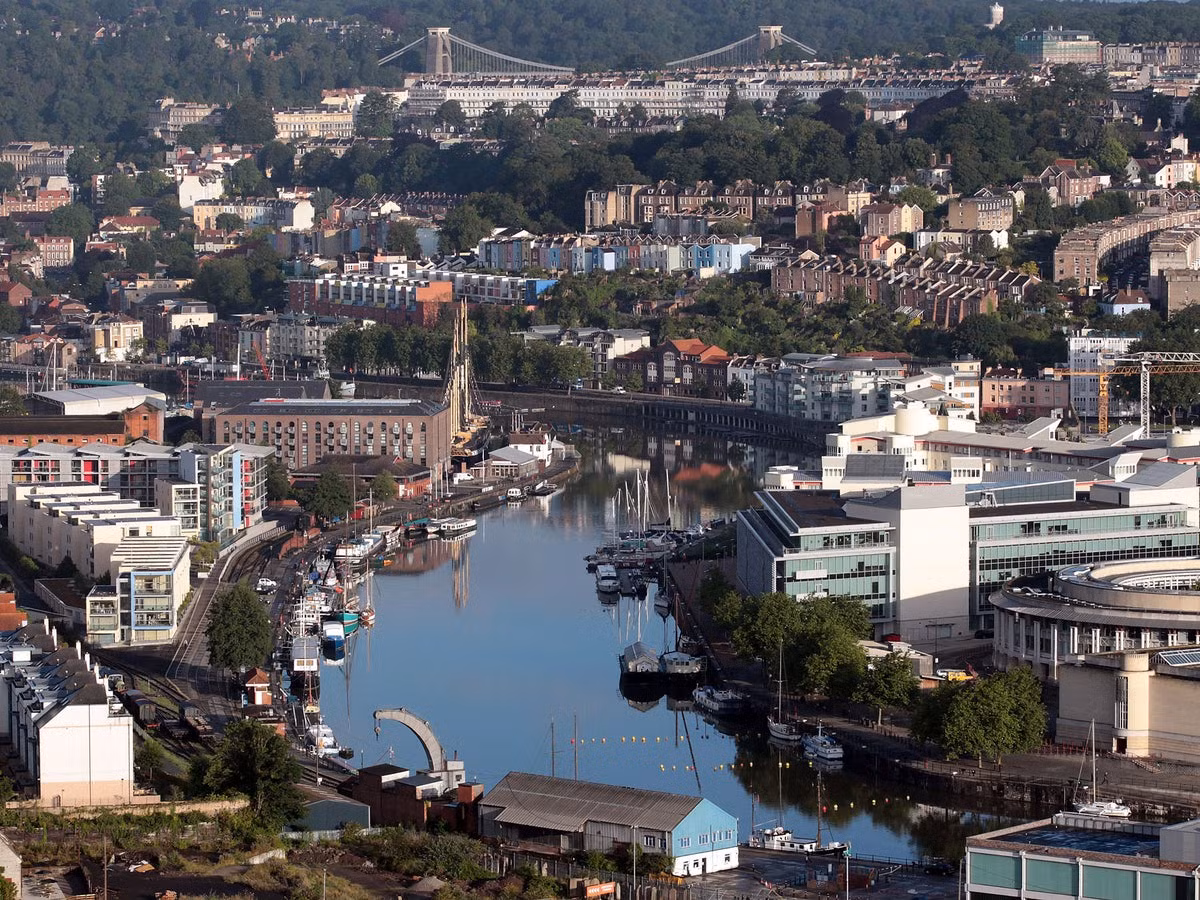 Trong hơn 3 thập kỷ tiếp theo, một số người dân ở Bristol tiếp tục nghe thấy âm thanh ma quái đó nhưng không thể tìm ra nguồn phát hoặc loại bỏ nó.