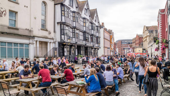 Nhà khoa học Fabrice Ardhuin tới từ Trung tâm Nghiên cứu Khoa học Pháp giải thích sóng tác động lực liên tục lên đáy đại dương làm xuất hiện các sóng địa chất. Nó khiến Trái Đất dao động và tạo ra âm thanh kéo dài khoảng 13-300 giây.