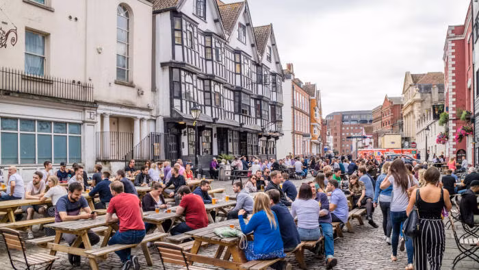 Nhà khoa học Fabrice Ardhuin tới từ Trung tâm Nghiên cứu Khoa học Pháp giải thích sóng tác động lực liên tục lên đáy đại dương làm xuất hiện các sóng địa chất. Nó khiến Trái Đất dao động và tạo ra âm thanh kéo dài khoảng 13-300 giây.