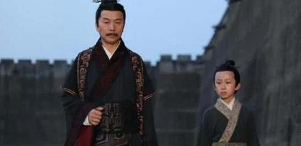 Tiếp đến, Cam La nói với ông rằng mọi chuyện cứ để cậu lo nhưng không nói rõ sẽ chuẩn bị trứng gà trống như thế nào. Kết thúc thời hạn 3 ngày, Cam La vào cung diện kiến Tần Thủy Hoàng. Thấy cậu bé 7 tuổi vào triều mà không thấy Thừa tướng Cam Mậu nên nhà vua vô cùng tức giận. Vua Tần quát lớn hỏi cậu bé vì sao Thừa tướng không vào thiết triều.