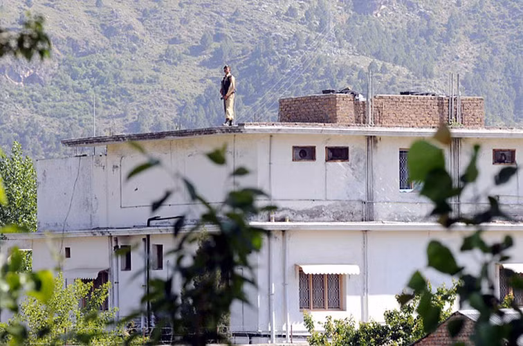 Sau khi thu dọn kho vũ khí, những thông tin, tài liệu bí mật, bao gồm cả ổ cứng và điện thoại di động của Bin Laden, lực lượng SEAL rời khỏi hiện trường cùng với xác trùm khủng bố bằng trực thăng Chinook.