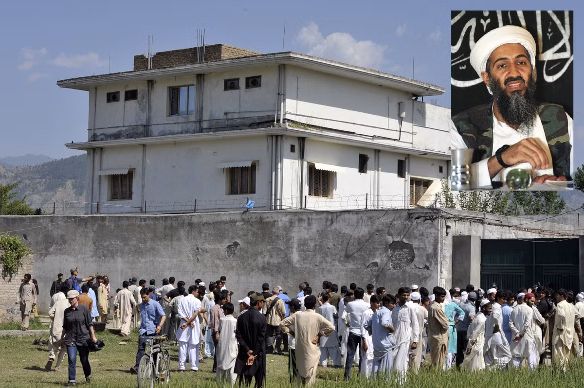 Do đó, vào lúc 22h30 giờ địa phương ngày 30/4/2011, lính đặc nhiệm SEAL dùng kính nhìn đêm sau khi cắt nguồn điện ở Abbottabad để đột nhập vào khu nhà. Kế đến, họ tiêu diệt Bin Laden và bất cứ ai chống cự.