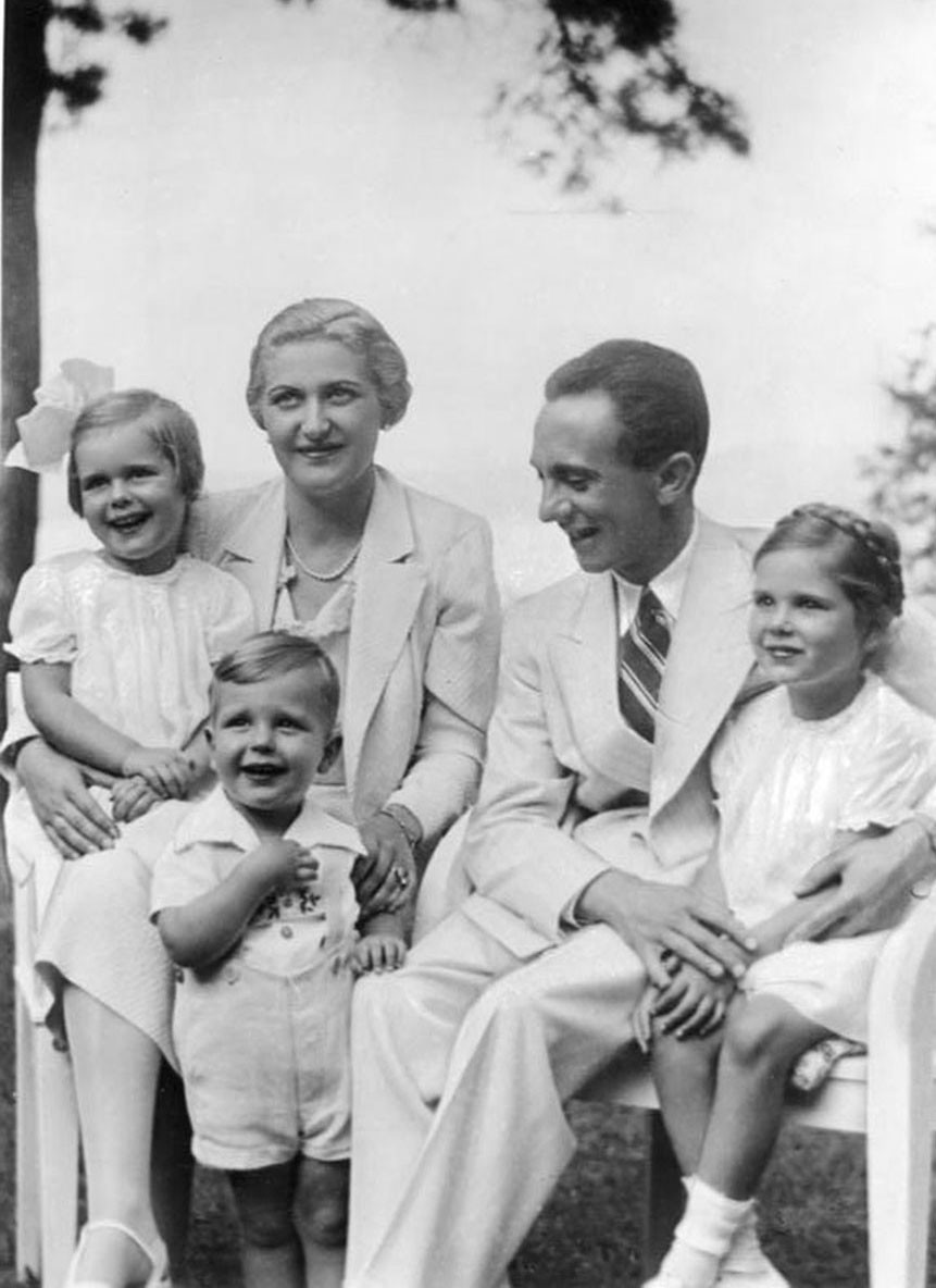 Do chồng là thân tín của Hitler nên bà có cơ hội gặp mặt và trò chuyện với nhà độc tài Đức quốc xã.