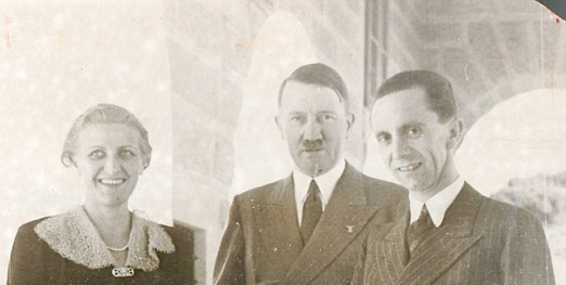 Đời sống tình ái của trùm phát xít Hitler là chủ đề "nóng" thu hút sự quan tâm của giới chuyên gia cũng như công chúng suốt thời gian qua. Nhiều người không khỏi tò mò nhà độc đài Đức quốc xã có những bóng hồng nào vây quanh.