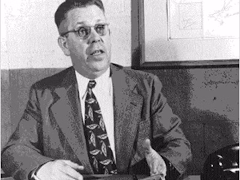 Trong quá trình kiểm tra, ông Spencer bất ngờ nhận thấy thanh kẹo trong túi quần tan chảy khi tiếp xúc với cỗ máy mà ông đang nghiên cứu.