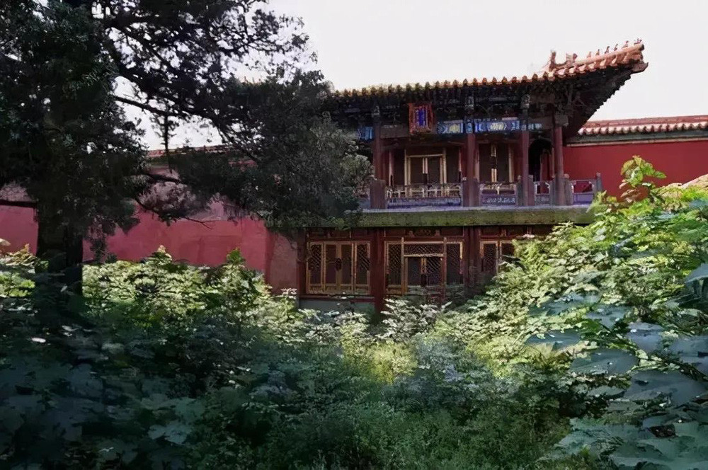 Phạn Tôn Lâu nằm trong hội trường Phật giáo Trung Chính điện tại Tử Cấm Thành. Sử sách ghi chép đây là một Phật đường có diện tích nhỏ. Hoàng đế Càn Long cho xây dựng công trình này.