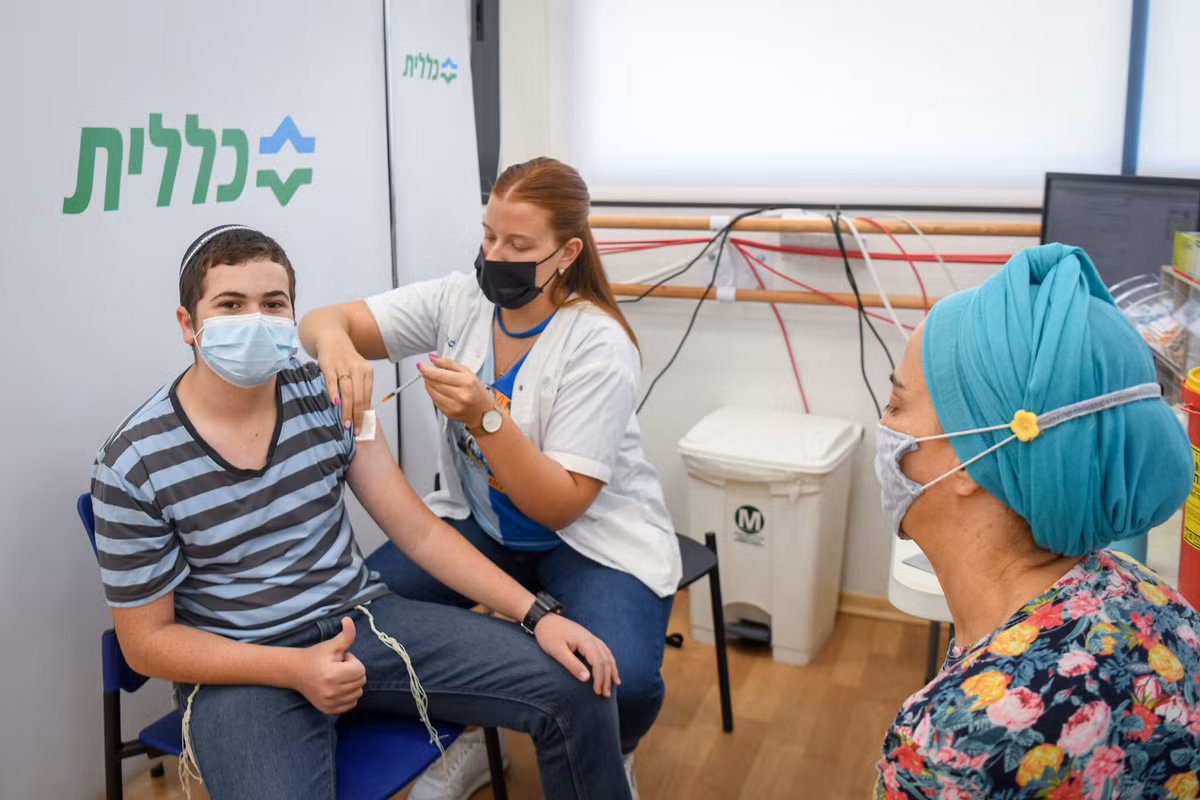 Do vậy, nhóm chuyên gia kêu gọi các nước đẩy mạnh tiêm vắc xin COVID-19 cho toàn dân cũng như cần có hệ thống thông khí tốt hơn và đeo khẩu trang vừa khít để ngăn lây nhiễm bệnh.