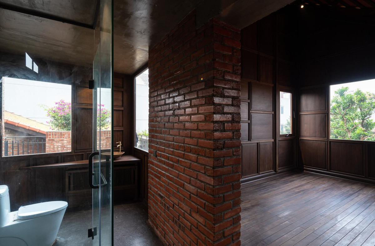 Hệ cửa gỗ cao rộng kết hợp chất liệu kính trong suốt mang đến tầm nhìn đẹp, đồng thời giúp ánh sáng tự nhiên vào trong nhà.