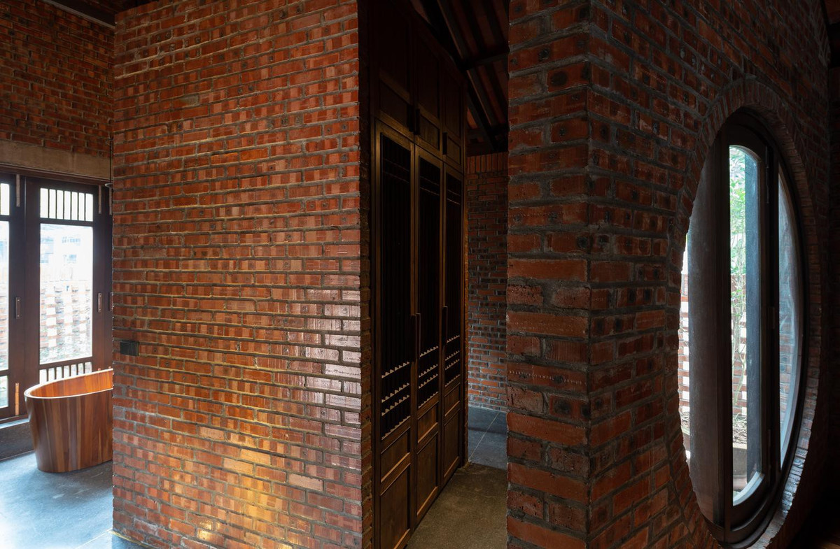 Các ô thoáng ở áp mái và giữa tường giúp ngôi nhà luôn ngập ánh sáng và thoáng mát.