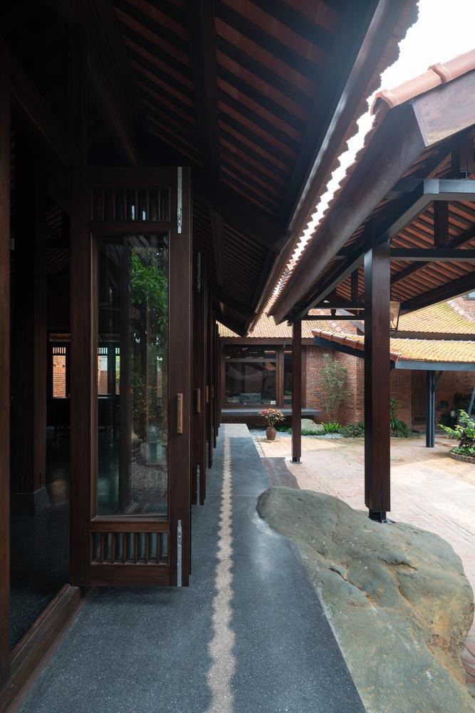 Phòng bố mẹ ở phía bên kia sân trong khi phòng các cháu "nhô lên" trên khu vực bếp với hình khối, cốt nền chênh nhau.