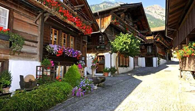 Brienz, Thụy Sĩ: Thị trấn cổ Brienz ở Thụy Sĩ có những ngôi nhà một phần làm bằng gỗ, một phần bằng gạch. Nhưng điều làm tăng thêm vẻ đẹp quyến rũ của chúng là những tán lá và hoa nhiều màu sắc được trồng ngay bên ngoài ngôi nhà và ở rìa ban công, khiến chúng trông giống như một bức tranh.