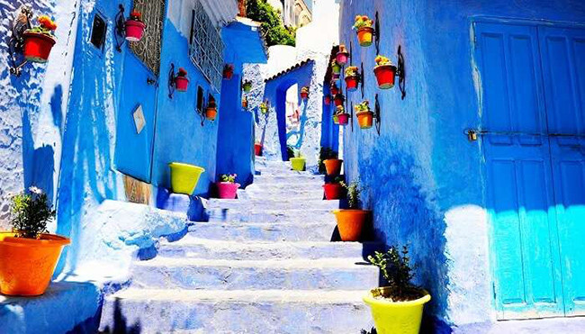 Chefchaouen, Maroc: Nằm ở vùng núi Rif ở tây bắc Ma-rốc, Chefchaouen từ lâu đã nổi tiếng với những bức tường xanh đặc trưng, đồ thủ công mỹ nghệ và các con phố nghệ thuật. Tất cả các ngôi nhà trong phố đều có những chậu cây bày cạnh cửa càng làm tăng thêm nét duyên dáng cho nơi này.