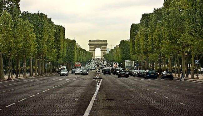 Đại lộ Avenue, Pháp: Avenue des Champs được coi là một trong những con đường nổi tiếng nhất trên thế giới với khoảng 300.000 du khách ghé thăm mỗi ngày. Con phố được biết đến là nơi kết nối hai điểm tham quan cơ bản của Paris là Place de la Concorde và Khải Hoàn Môn.