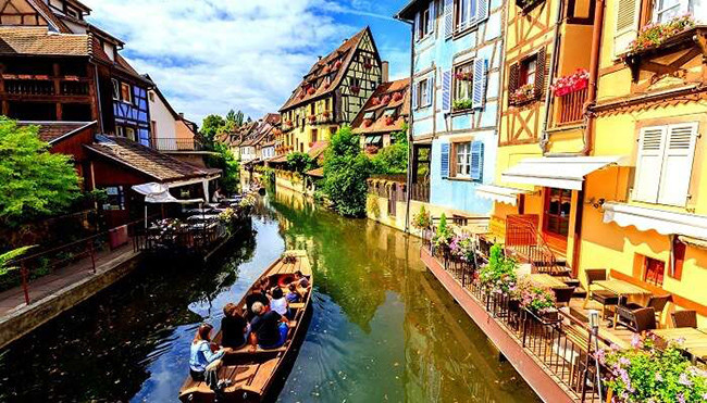 Colmar, Pháp: Colmar là một con phố, nơi giống như một giấc mơ trở thành hiện thực với những tán lá xanh tươi và những bông hoa bao quanh các ngôi nhà màu phấn nằm ven 2 bên bờ kênh. Chúng đẹp đến mức bạn sẽ không tin vào mắt mình.