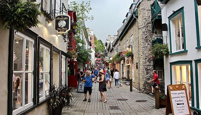 Rue du Petit-Champlain: Canada có hàng ngàn con phố lãng mạn, trong đó nổi tiếng hơn cả là Rue du Petit-Champlain. Con phố tuyệt vời này được đặt theo tên của Samuel de Champlain, người sáng lập thành phố Quebec vào năm 1608.