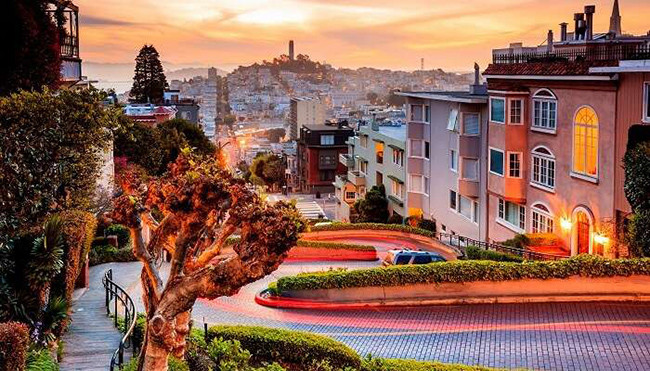 Phố Lombard, Mỹ: Nổi tiếng là một trong những địa điểm được ghé thăm nhiều nhất ở Mỹ, phố Lombard là một con đường vui nhộn trông giống như một cảnh trong truyện thiếu nhi. Vòng đu quay, ngọn đồi dốc và cây cối xanh tươi xung quanh khiến nó trở thành một điểm đến thú vị cực hút khách.