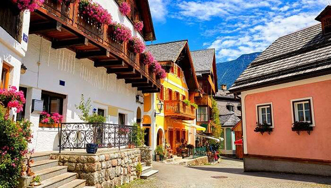 Hallstatt, Áo: Nằm trên bờ phía Tây của hồ Hallstatt ở vùng núi Salzkammergut của Áo, các đường phố của ngôi làng này trông giống như một xứ sở thần tiên mùa đông khi tuyết rơi và quay ngược thời gian trở về thế kỷ 16 khi mặt trời chiếu qua.