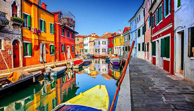 Burano, Ý: Những ngôi nhà sơn đầy màu sắc với con kênh ở giữa đã biến con phố Burano trở thành một nơi đáng mơ ước để nghỉ ngơi và sinh sống. 