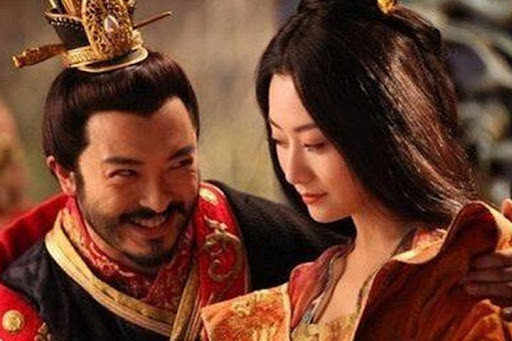 Không những vậy, Chu Hậu Chiếu đổi họ cho những đứa trẻ nhận nuôi sang họ Chu. Do đó, hoàng đế nhà Minh này có hơn 100 con trai nhưng không hề có quan hệ máu mủ.