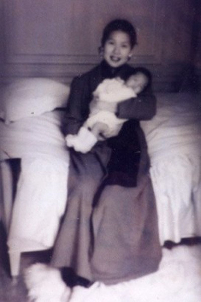 Vào năm 1953, thứ phi Mộng Điệp được Bảo Đại giao nhiệm vụ mang cặp ấn kiếm và một số báu vật của triều Nguyễn qua Pháp giao cho Nam Phương hoàng hậu. Sau khi hoàn thành nhiệm vụ và do tình hình chiến tranh nên bà ở lại Pháp.