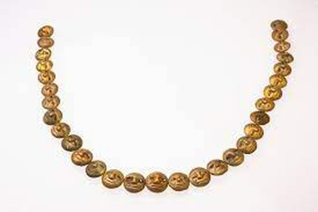 Thi hài Señora of Cao được quấn bằng 20 lớp vải. Bên cạnh xác ướp là nhiều cổ vật làm bằng vàng, bạc và đồng mạ vàng.