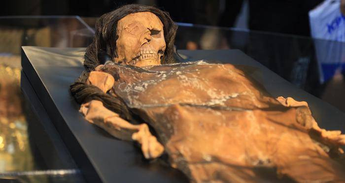 Từ những cổ vật này, các chuyên gia suy đoán Señora of Cao có khả năng là một nữ quý tộc thuộc nền văn hóa Moche hoặc là vợ của một thủ lĩnh bộ tộc. Thi hài của bà được ướp xác tự nhiên.