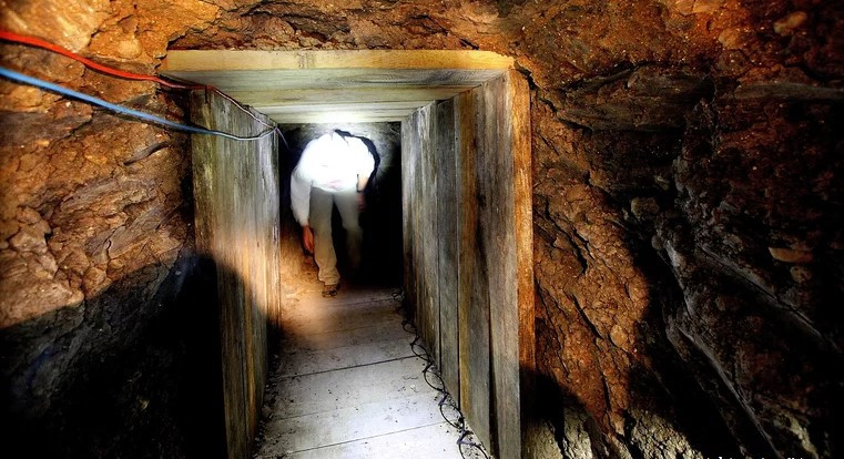 Kể từ cuối những năm 1980, giới chức trách Mỹ mở các chiến dịch truy quét các tuyến đường buôn bán ma túy của các băng nhóm tội phạm thì El Chapo nảy ra ý định chuyển hoạt động mua bán, vận chuyển ma túy xuống lòng đất để tránh bị cơ quan chức năng phát hiện.