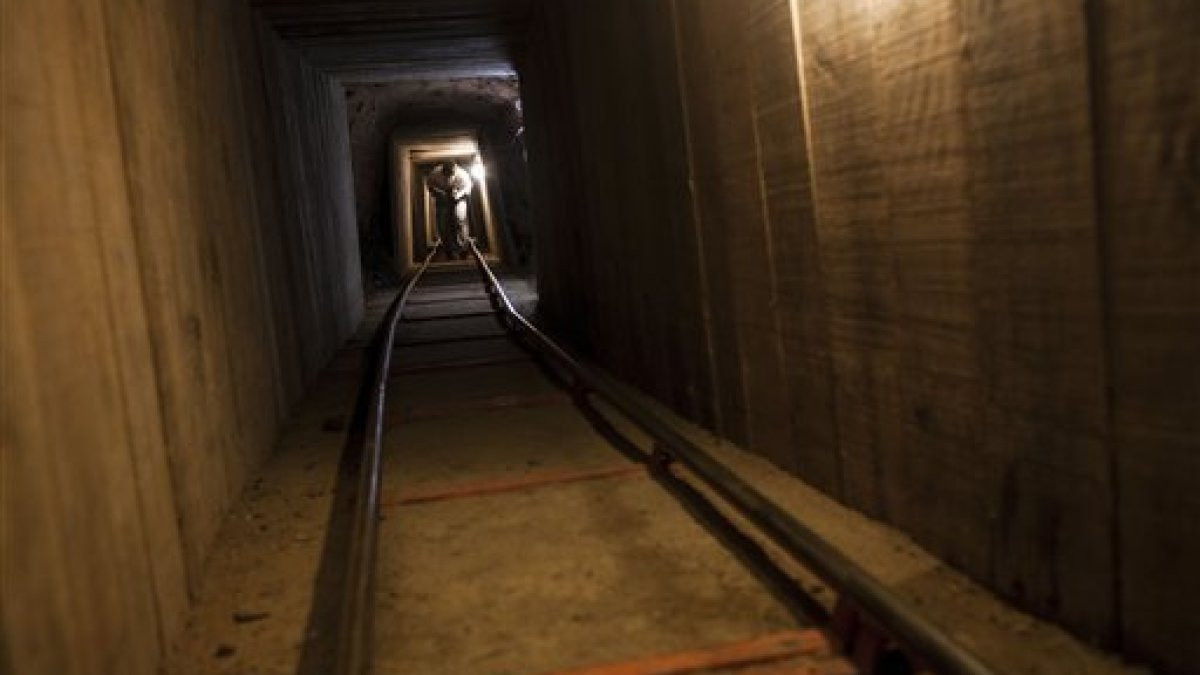 Do đó, El Chapo chỉ đạo đàn em xây dựng những đường hầm chạy dọc theo biên giới phía nam của Mỹ. Với kế sách này, "bố già" Mexico "vượt mặt" các đối thủ trong thế giới ngầm để chiếm lĩnh thị trường ma túy ở Mỹ.