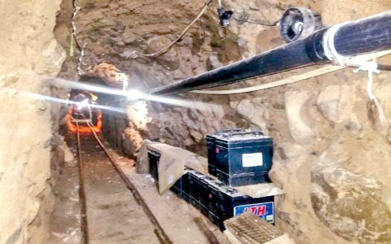 Thậm chí, về sau, ông trùm El Chapo bố trí cả thang máy, hệ thống thông hơi, đường ray cho toa kéo và nhiều công nghệ hiện đại khác giúp vận chuyển ma túy nhanh hơn và số lượng lớn hơn.