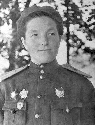 Tuy nhiên, Syrtlanova chưa vui mừng được bao lâu thì trường huấn luyện bay đột ngột quyết định cho toàn bộ nữ học viên nghỉ học, khiến bà không thể hoàn thành khóa huấn luyện này.